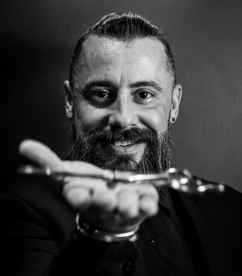 Portret brivca Matevž Kranjc, Ustanovitelj · Master barber